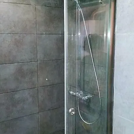 Large Apt 2 Chambres Proche La Defense شقة بيتّو